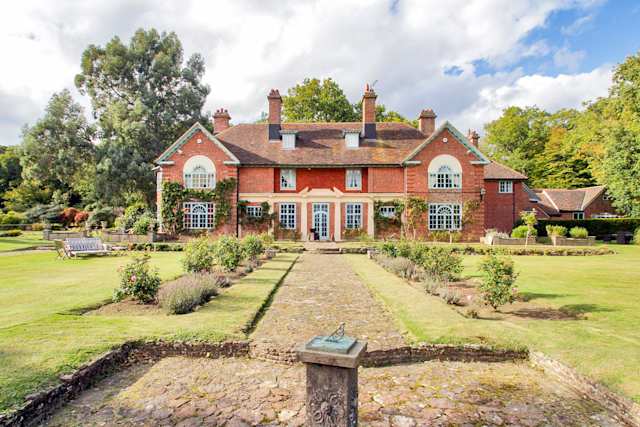 Lady in Red, Plum Guide home in East Sussex