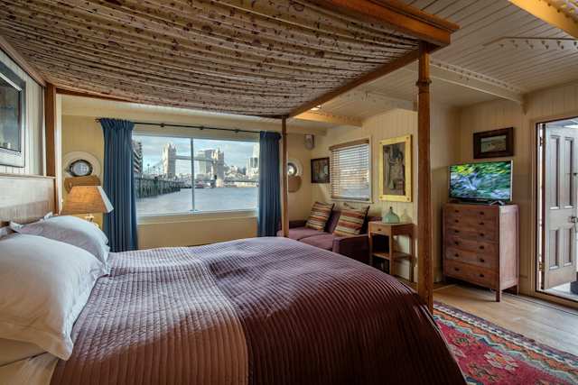 The Harpy Houseboat, Plum Guide home in London