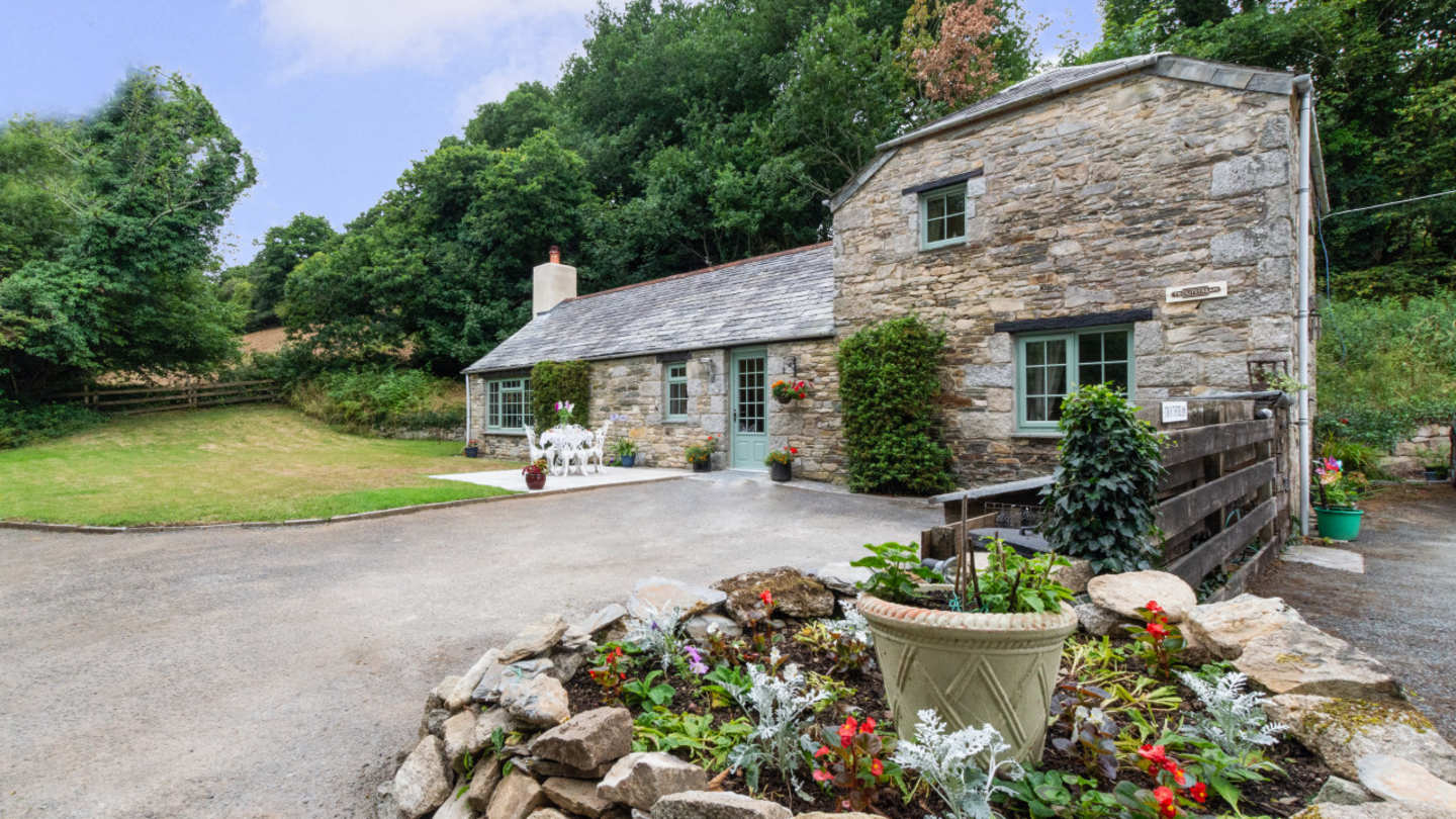 Nettle wine, Plum Guide home in Cornwall