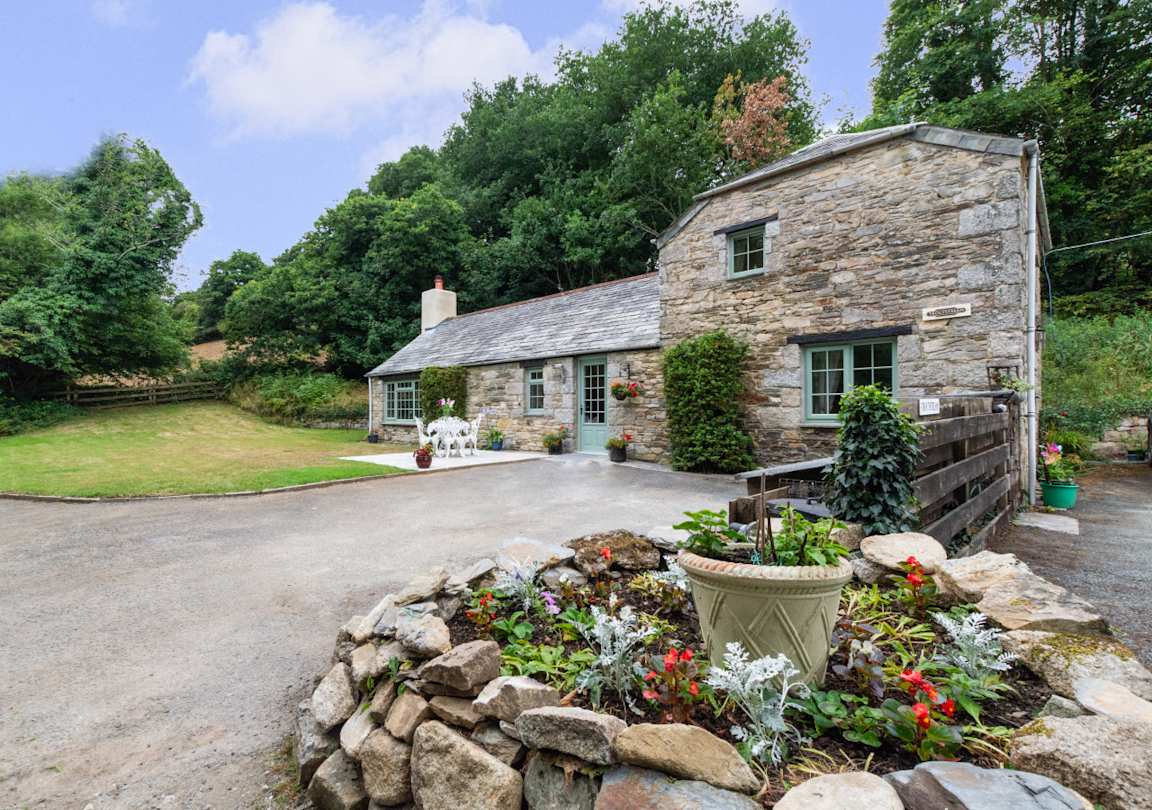 Nettle wine, Plum Guide home in Cornwall