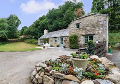 Nettle wine, Plum Guide home in Cornwall