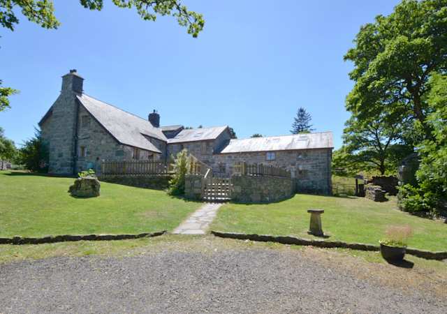 Stone Beams, Plum Guide home in Wales