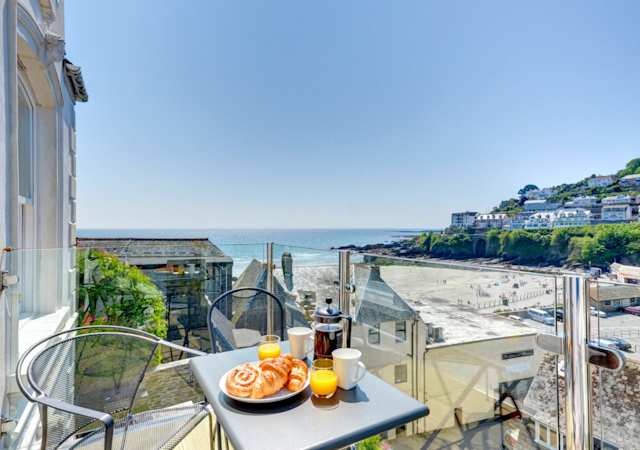 Zebras on the Beach, Plum Guide home in Cornwall, UK