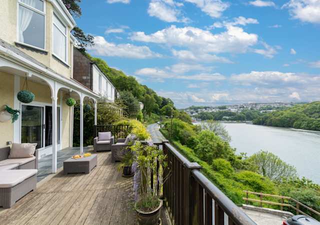 Time in Looe, Plum Guide home in Cornwall