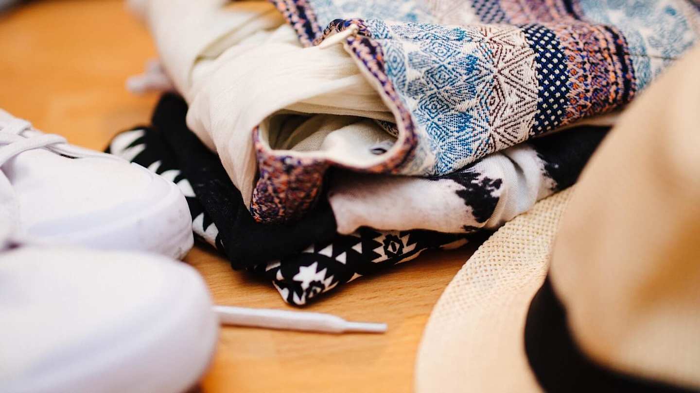 London packing list: shoes, clothes and hat