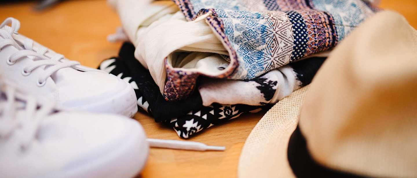 London packing list: shoes, clothes and hat