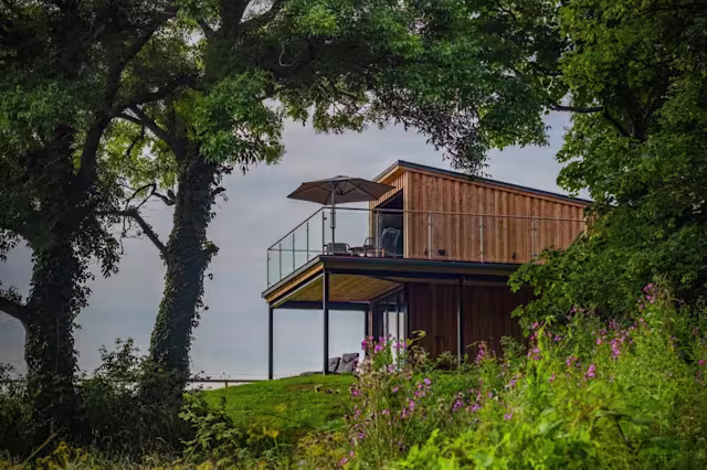 Peregrine Lodge, Plum Guide home in Wales