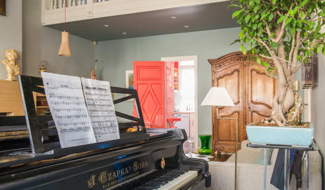 The piano at L'Atelier de Rochegrosse, Plum Guide home in Paris, France