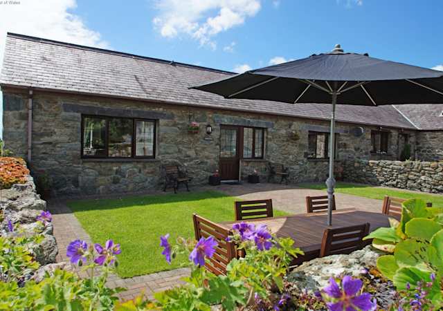 Shadow & Light, Plum Guide home in Anglesey, Wales, UK