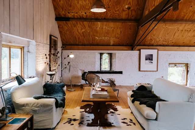 Gallery Viewing, Plum Guide home in Suffolk