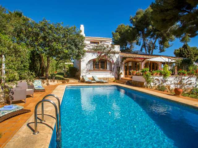 Blooms & Sunshine, Plum Guide home in Alicante, Spain