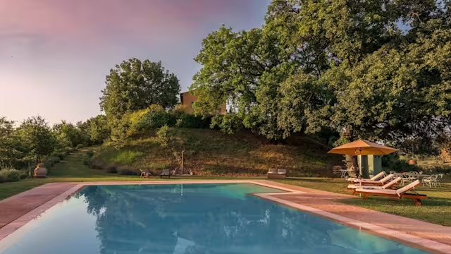 Heirloom Roses, Plum Guide home in Umbria