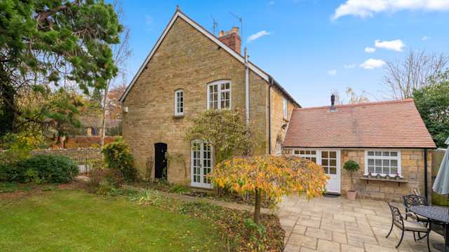 Manor Lodge Cottage, Plum Guide home in Warwickshire, UK