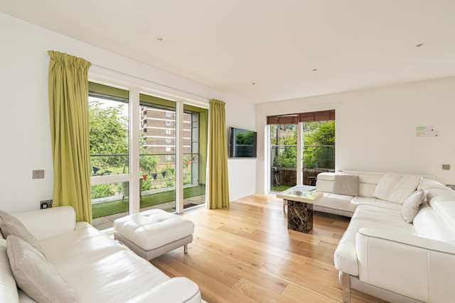 East End Green, Plum Guide home in London