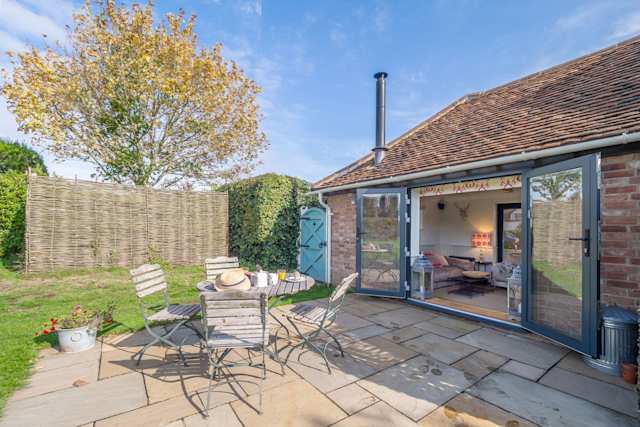 Bump On A Log, Plum Guide home in Essex, UK