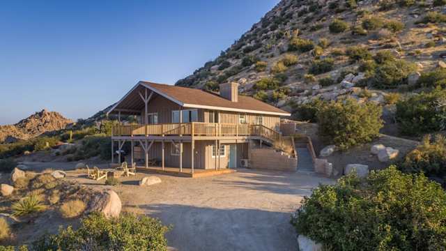 Love Club, Plum Guide home in Pioneertown, USA