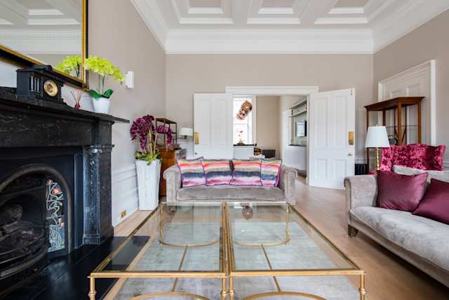 Glowing Ember, Plum Guide home in Edinburgh, UK