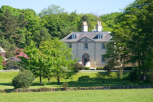 Heather Blush, Plum Guide home in Dundonald, Scotland