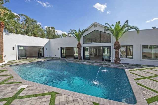 Pocono Mansion, Plum Guide home in Phoenix