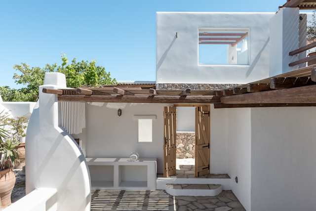 Monstera Leaf, Plum Guide home in Santorini, Greece