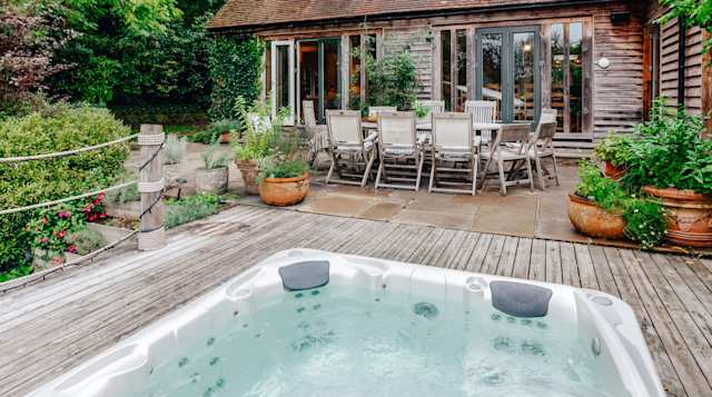 Hot tub in Dragonfly Manor