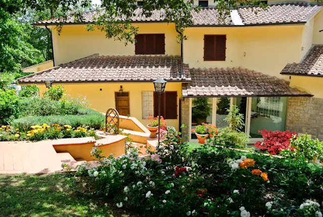 Roses and Herbs, Plum Guide home in  Monteriggioni, Tuscany