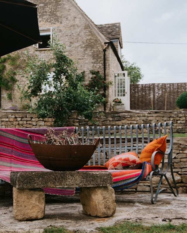 Outdoor seating area, The Ostler, Plum Guide home in Cotswolds