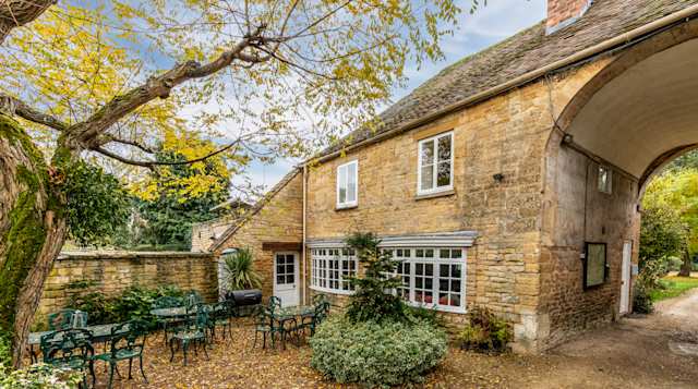 Courtyard, Plum Guide home in the Worcestershire, UK
