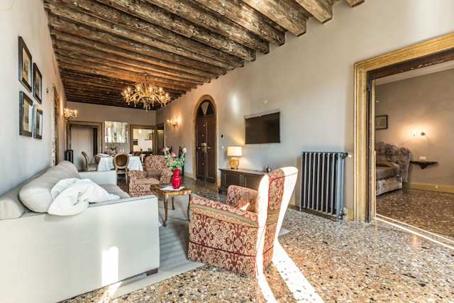 The Palace By The Canal, Plum Guide home in Venice, Italy