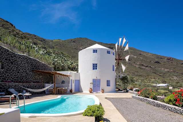 Windmill Wonder, Plum Guide home in Santorini