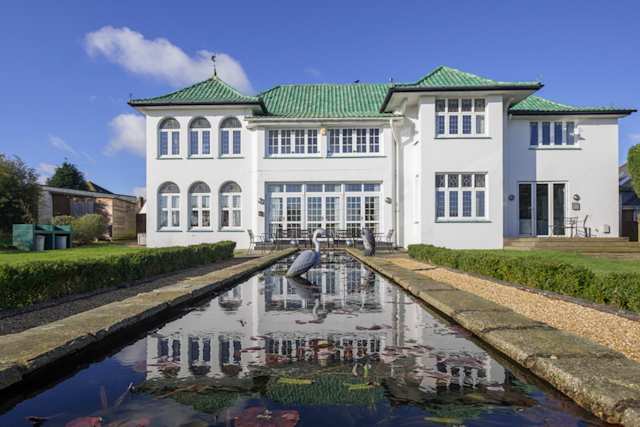The Colour of Glass, Plum Guide home on the Isle of Wight