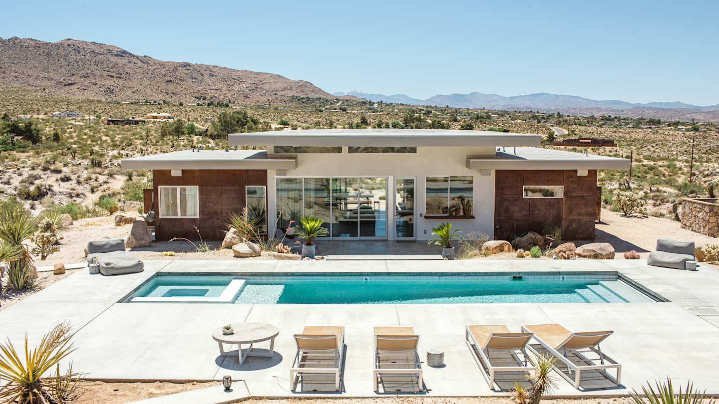 High Desert Mirage and surrounding area, Plum Guide home in Joshua Tree