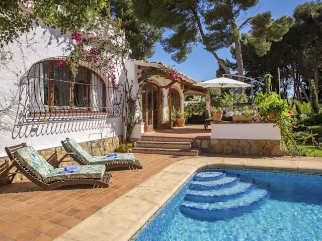 Blooms & Sunshine, Plum Guide home in Alicante