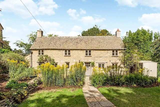 White Hart Cottage, Plum Guide home in The Cotswolds