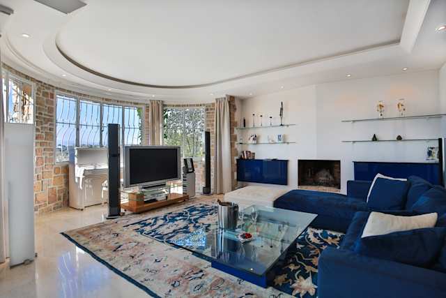 Crown Blue, Plum Guide home in the French Riviera