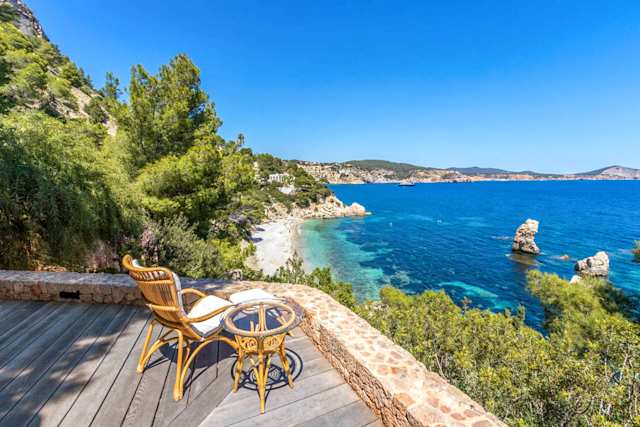 Cliffhanger, Plum Guide home in Ibiza