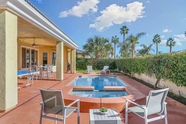 Sandy Glare, Plum Guide home in Palm Springs