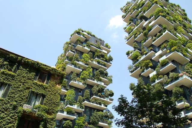 building surrounded with plants in the area Porta Nuova & Isola in Milan