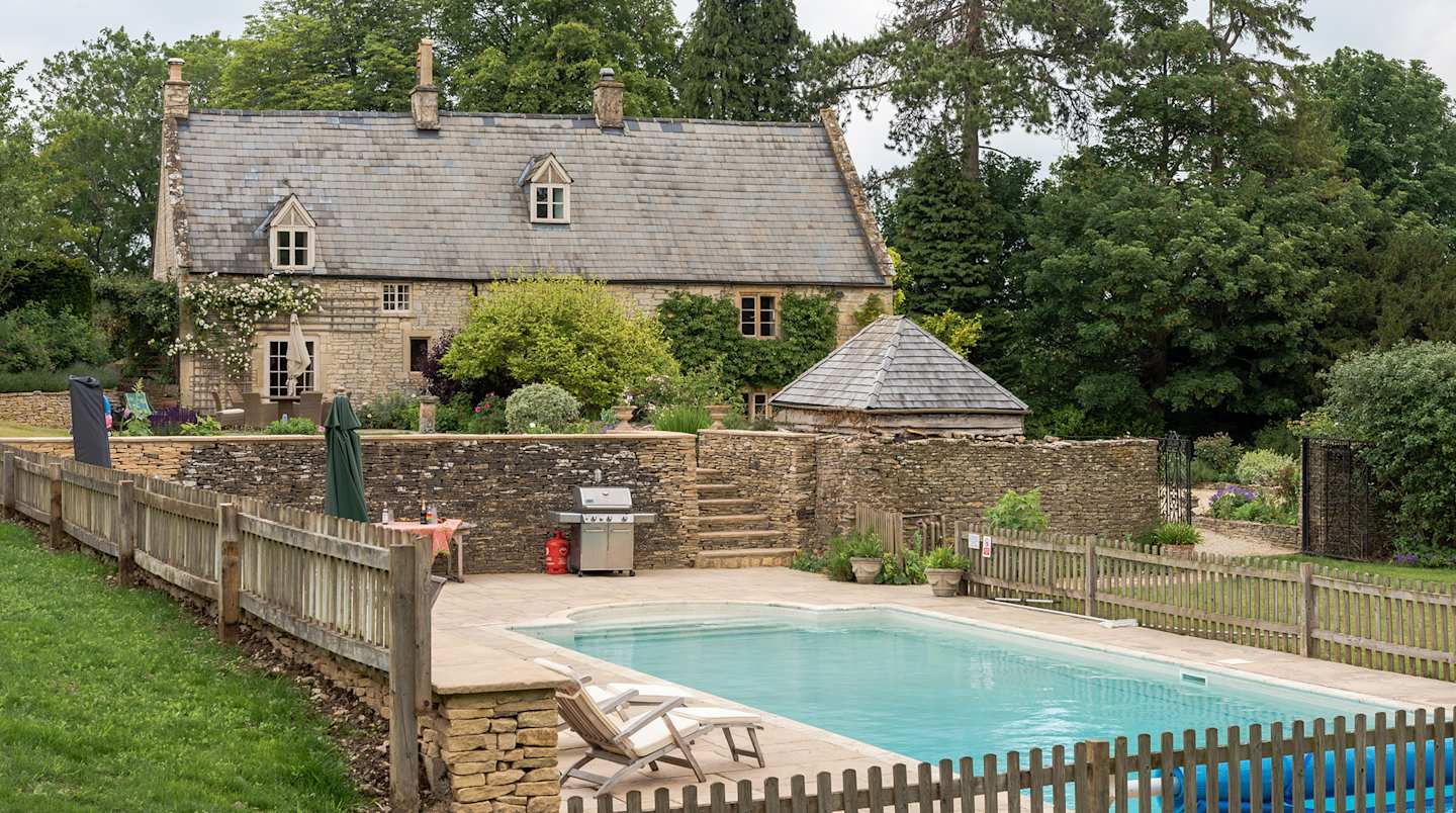 Exterior and pool of Thyme & Sage, Plum Guide home in the Cotswolds