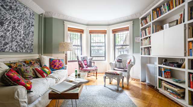 Cushion Library, Plum Guide home in New York