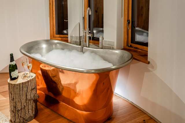 Bathtub in In the Canopy, Plum Guide home in East Sussex