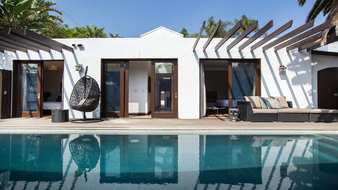 Homes with Pools in LA to Stay with Friends | Plum Guide