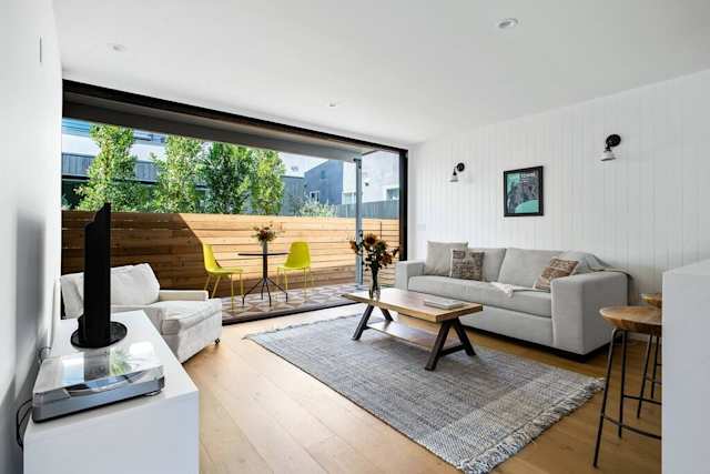 Monochrome Magnet, Plum Guide home in Los Angeles