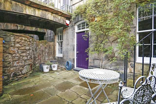 Cobble Stones and Whiskey, Plum Guide home in Edinburgh