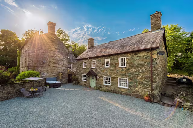Queen of the Stone Age, Plum Guide home in Wales
