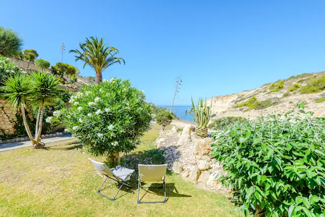 Cocoon in Carvoeiro Cove, Plum Guide home in Algarve, Portugal