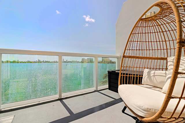 Blooming Sun, Plum Guide home in Florida, USA