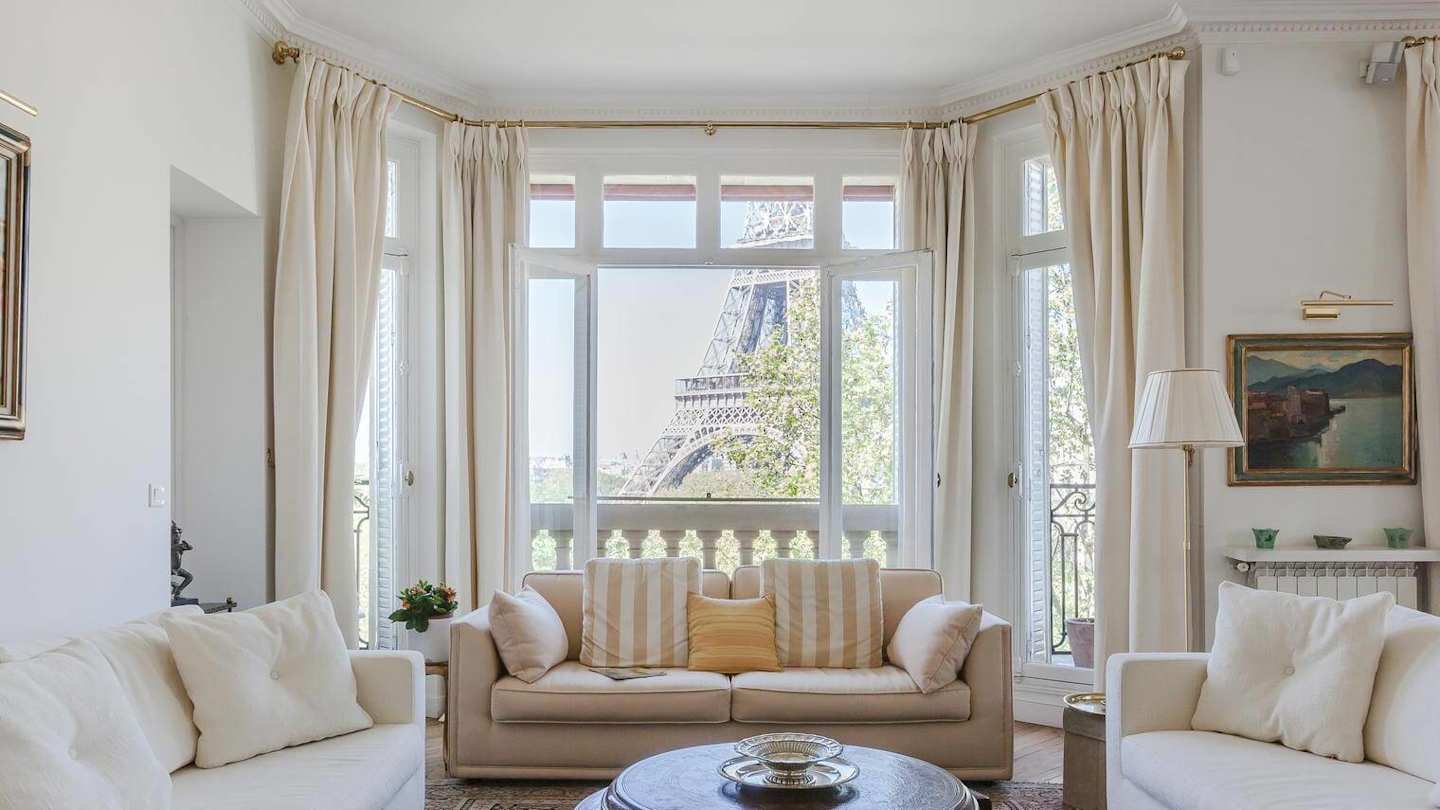 Plum Guide home in Paris overlooking the Eiffel Tower