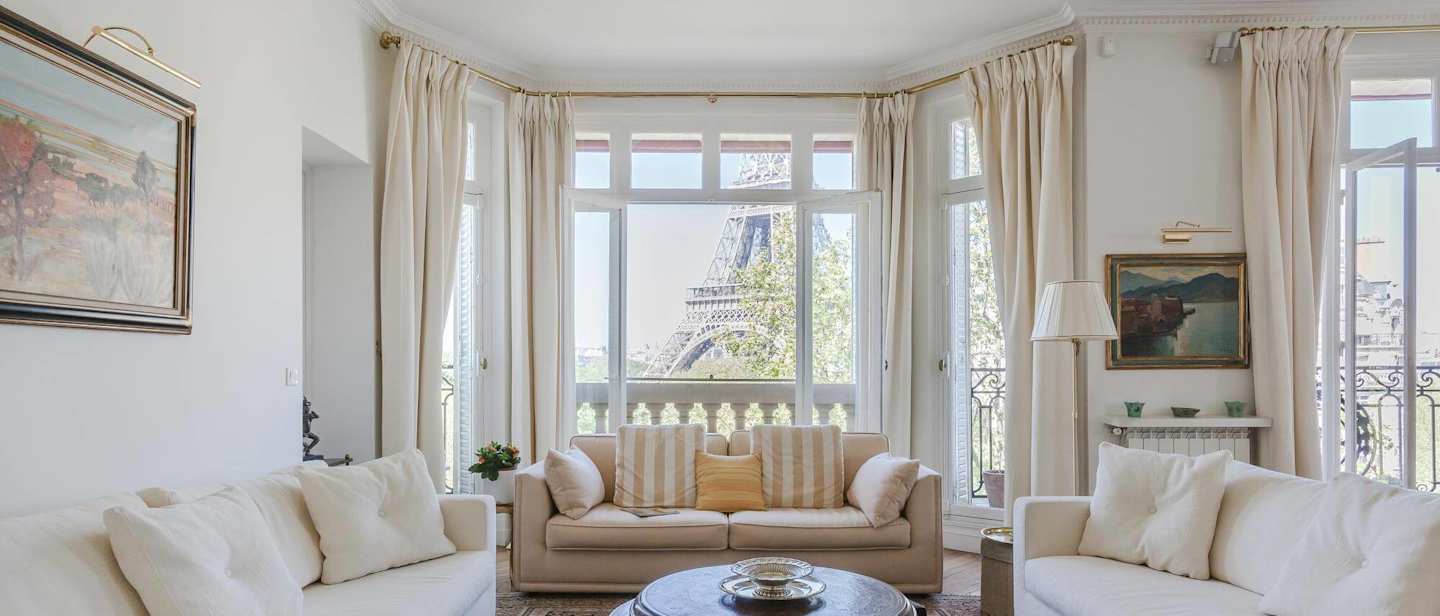 Plum Guide home in Paris overlooking the Eiffel Tower 