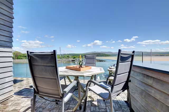 Rest Upon The Lake, Plum Guide home in Wales